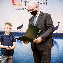 Wręczanie nagrody dla Damiana Łopińskiego